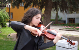 Скрипальці Кароліні — 16. Талановита дівчина їздить містами України та дарує свою творчість
