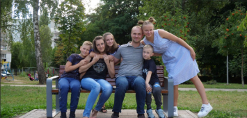 Родина Нечаєвих виховує Лілю та Ілону. Про сім’ю, яку важко назвати прийомною, бо тут любов і тепло ділять на всіх