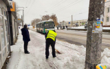 На дорогах міста працює спецтехніка, тротуари чистять та посипають піском