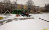 Об’єкти міського благоустрою прибирають від снігу