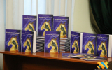 Розвідник ЗСУ презентував у Житомирі книгу, написану в окопах, та нагородив нею юних пошановувачів Шевченкового слова