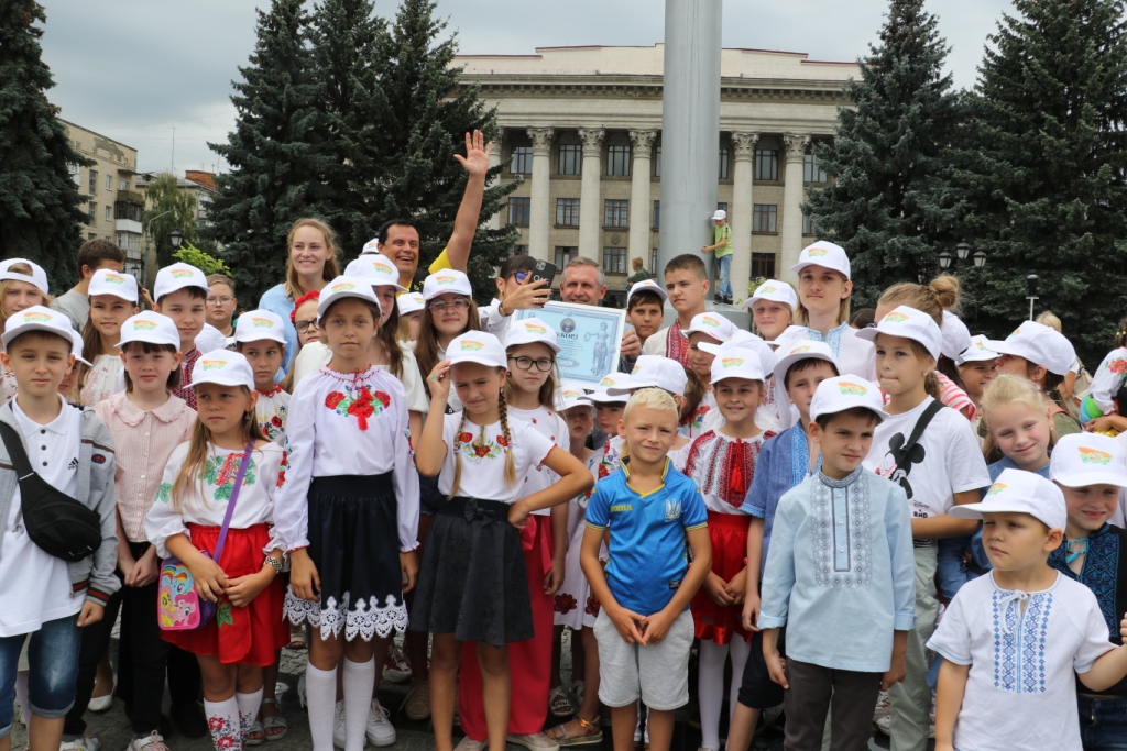 Рекорд: житомирські діти створили найбільшу картину про Україну!