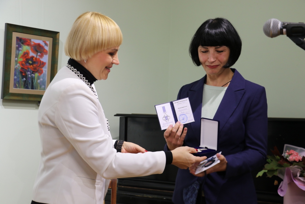 Житомирська художниця-викладачка отримала нагороду «За заслуги перед містом Житомиром III cтупеня»