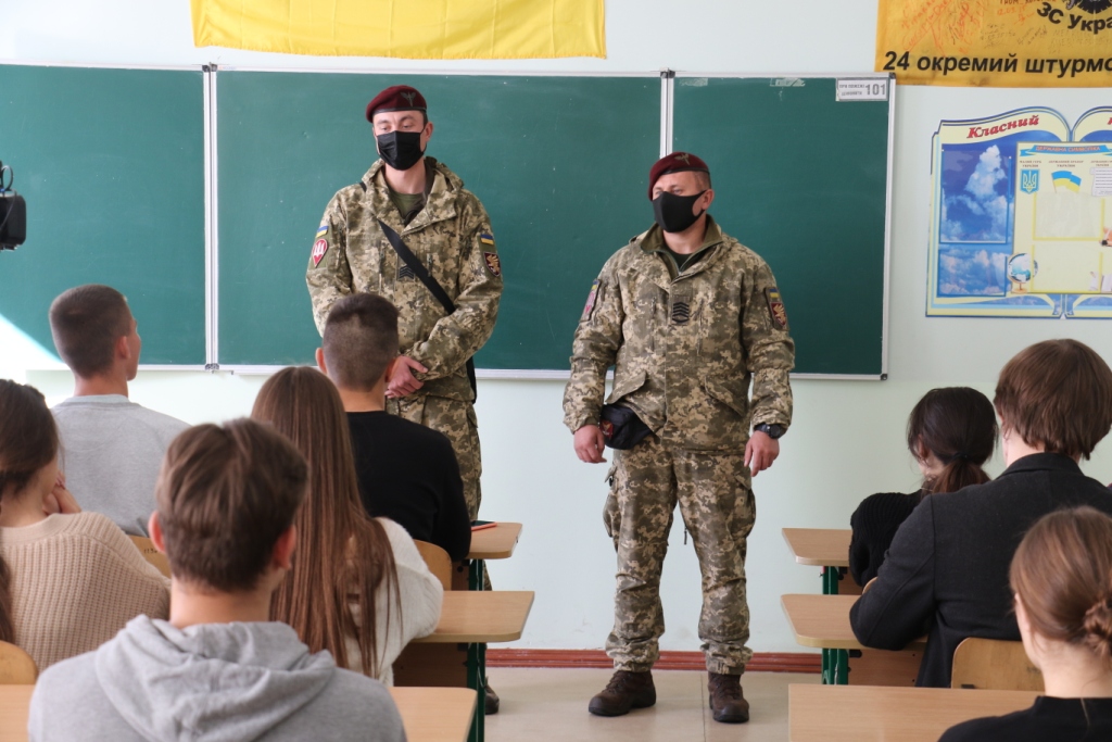 Урок мужності та патріотизму: військові, доброволець та міський голова спілкувалися із старшокласниками