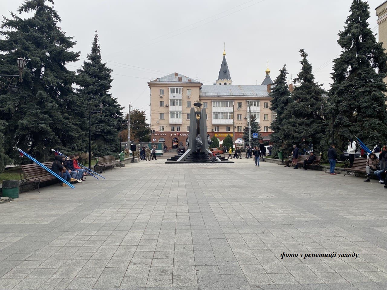 14 жовтня майдан Перемоги перекриють на дві години. Зі Смолянського військового цвинтаря забезпечать спецпідвіз 