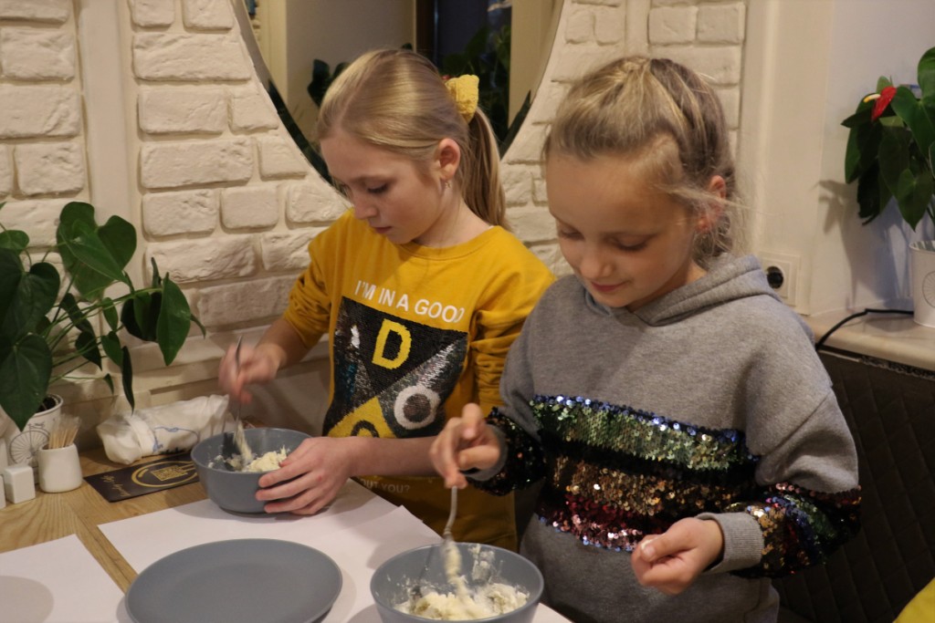 Житомирські діти вчилися  готувати піцу та вироби із тіста 