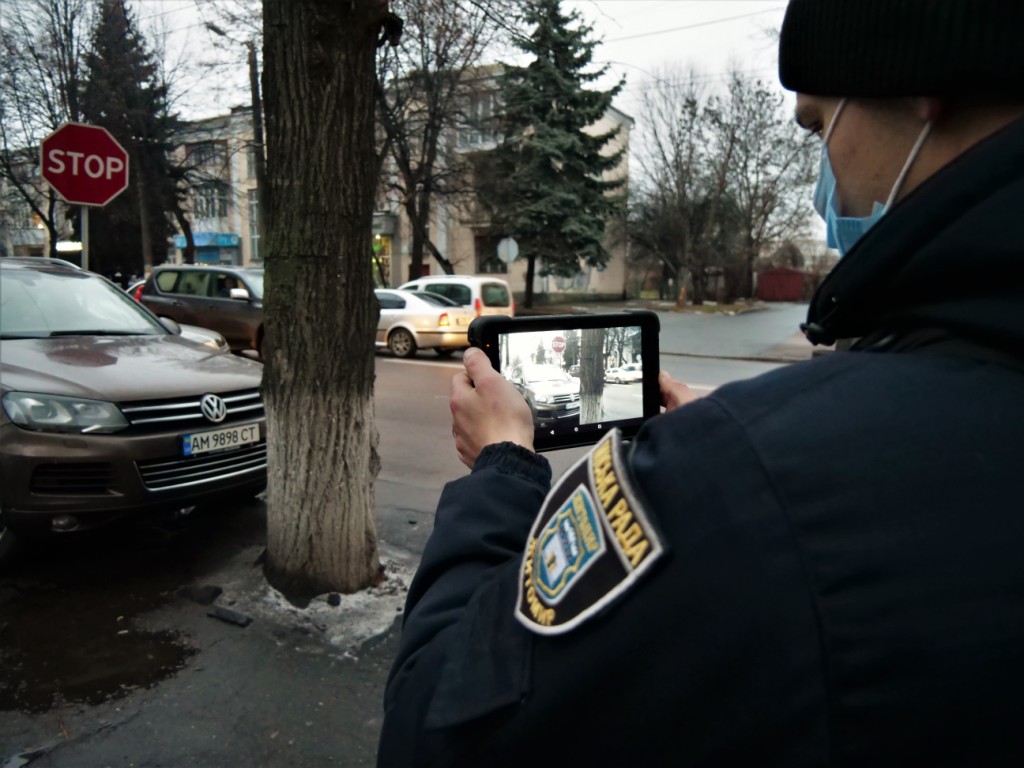 Інспектори з паркування проводять ранкові рейди