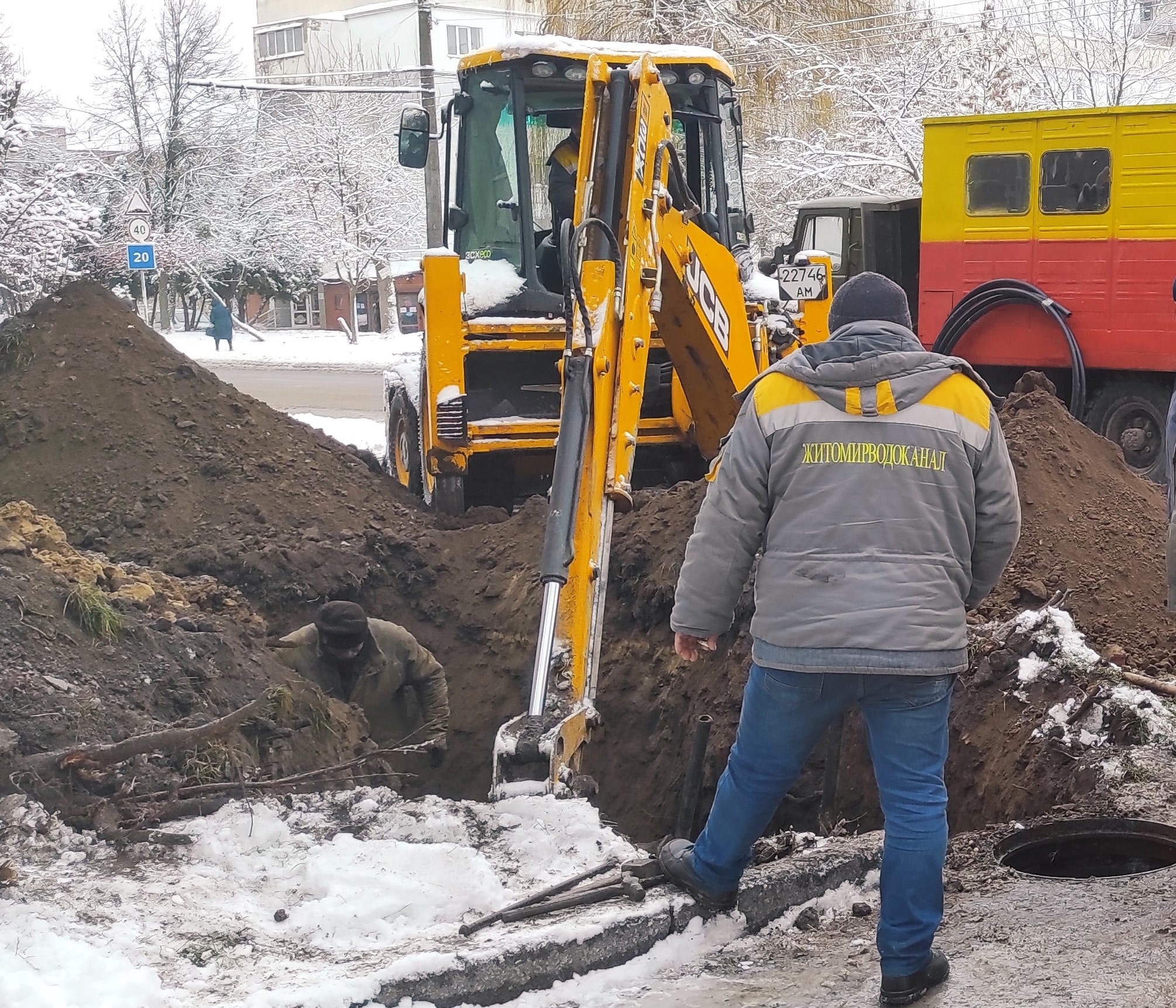 На перехресті вулиць Київської та Хлібної стався порив на трубопроводі