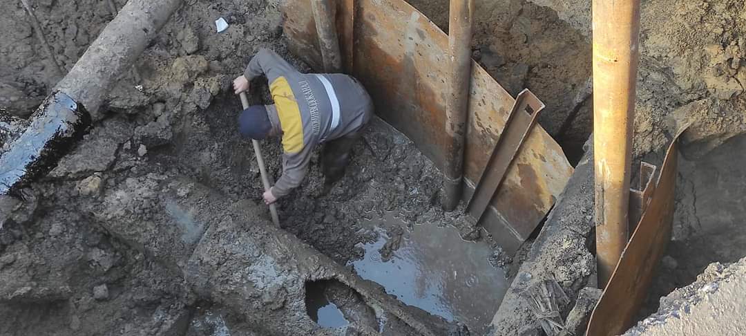 Працівники водоканалу продовжують ліквідовувати аварію на каналізаційному колекторі