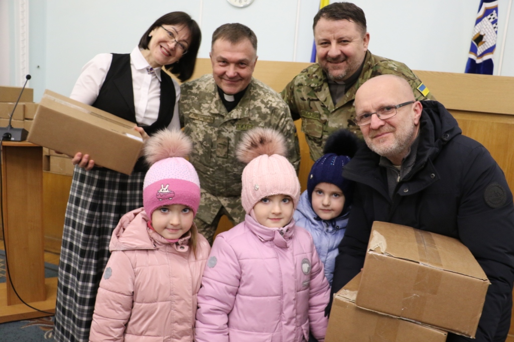 У День єднання благодійники вручили подарунки дітям із сімей загиблих та померлих учасників АТО/ООС