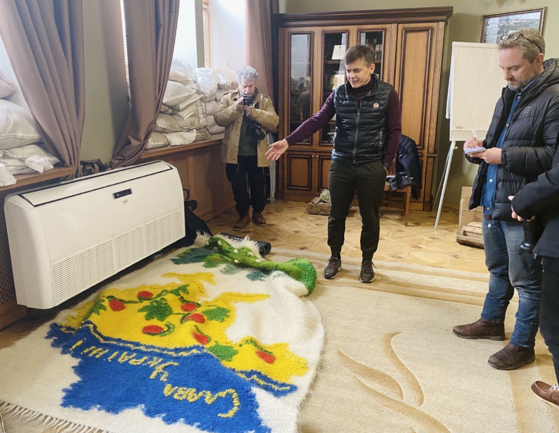 Сергій Сухомлин: Вишита ковдра з орнаментом України рятує під час війни