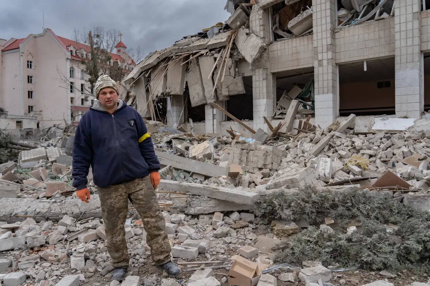 Dentro de la ciudad ucraniana bombardeada, donde soldados y civiles se preparan para un ataque ruso