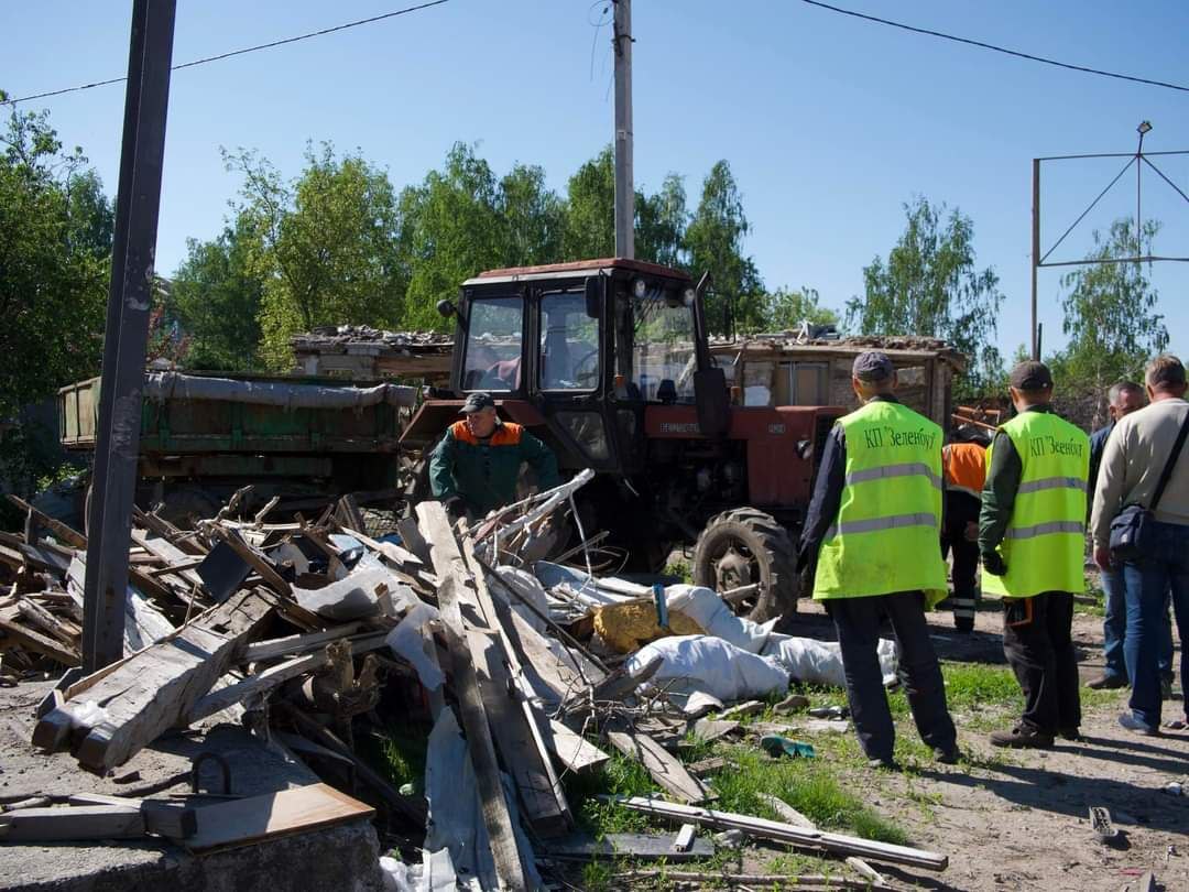 Відсьогодні житомирські комунальники почали розчищати вулицю Шухевича та проспект Миру, де авіаударами пошкоджено 35 будинків