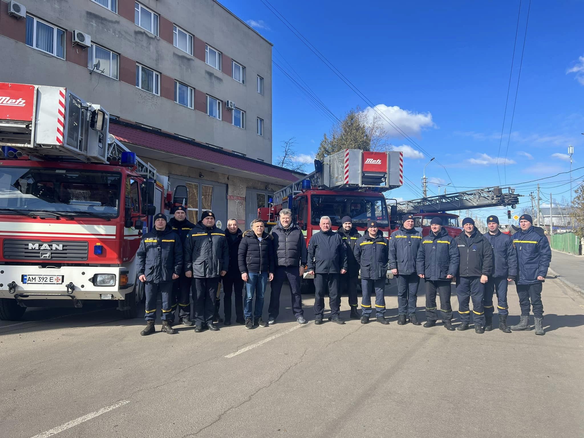 Житомирським рятувальникам передали автодрабини, які можуть підніматись на висоту в 32 метри, до 10-ти поверхів