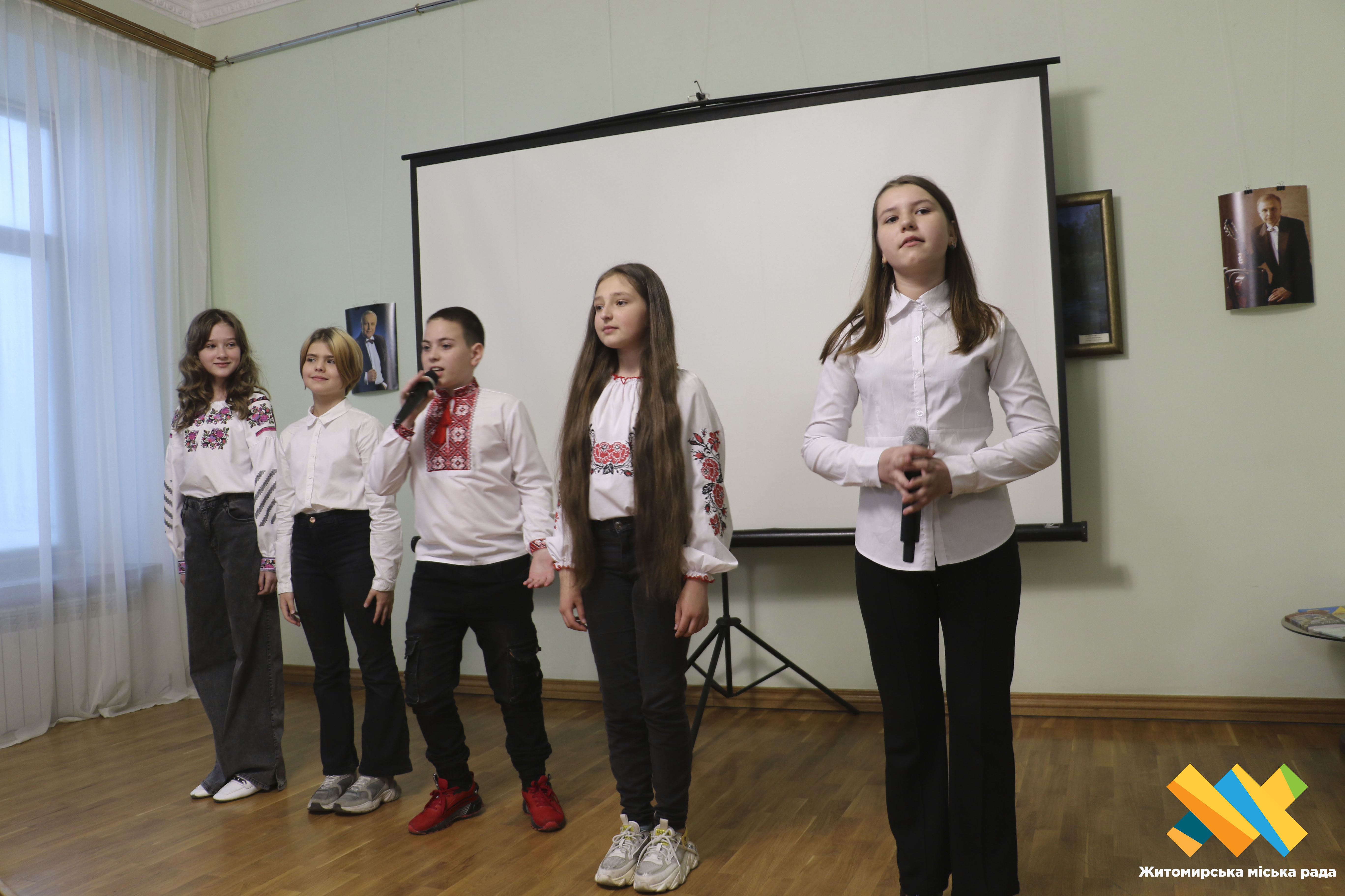 «Музика серця» – учні та вчителі ліцею № 20 провели літературно-музичний вечір, присвячений видатному земляку Володимиру Шинкаруку