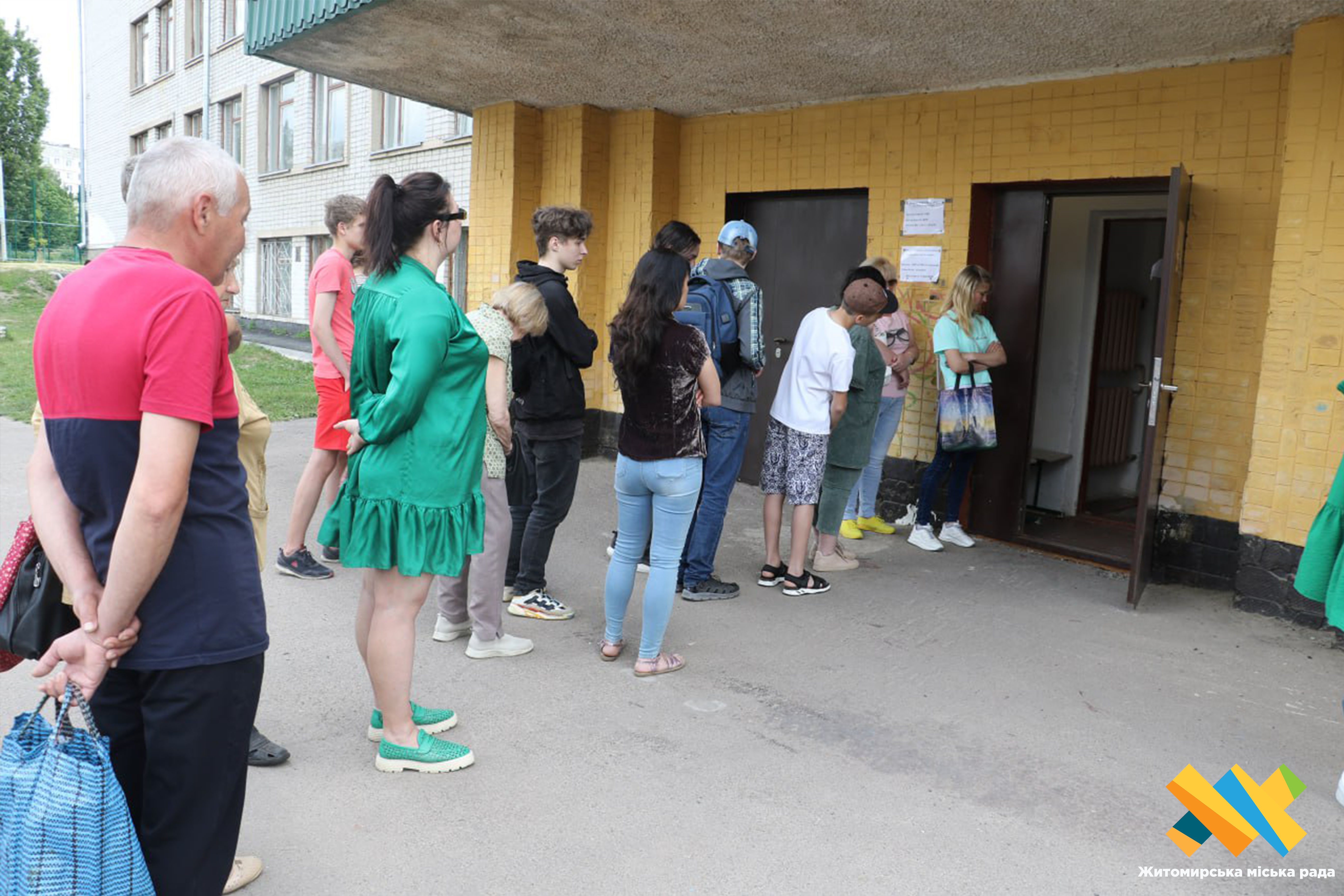 Для двохсот сімей щомісячно: житомирський ліцей та закордонні благодійники допомагають родинам ВПО та деокупованих територій