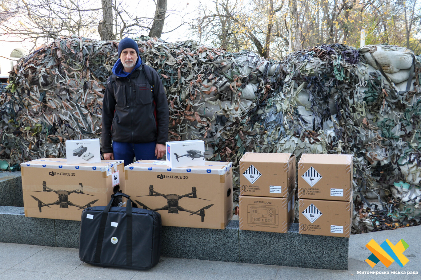 Передали військовим на передову дрони й обладнання майже на мільйон гривень